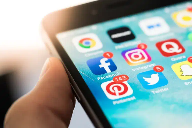 Réseaux sociaux sur téléphone